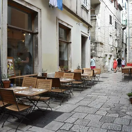 Dante Apartment Split